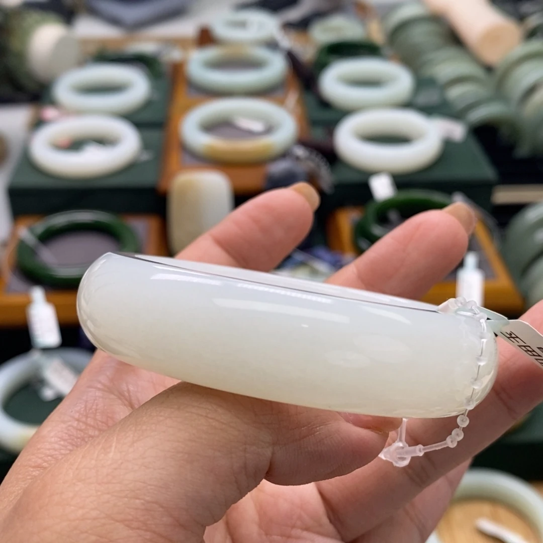 和田玉手镯未镶嵌