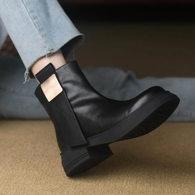 复古圆头厚底短靴女中跟秋冬款机车靴子金属扣粗跟丁靴