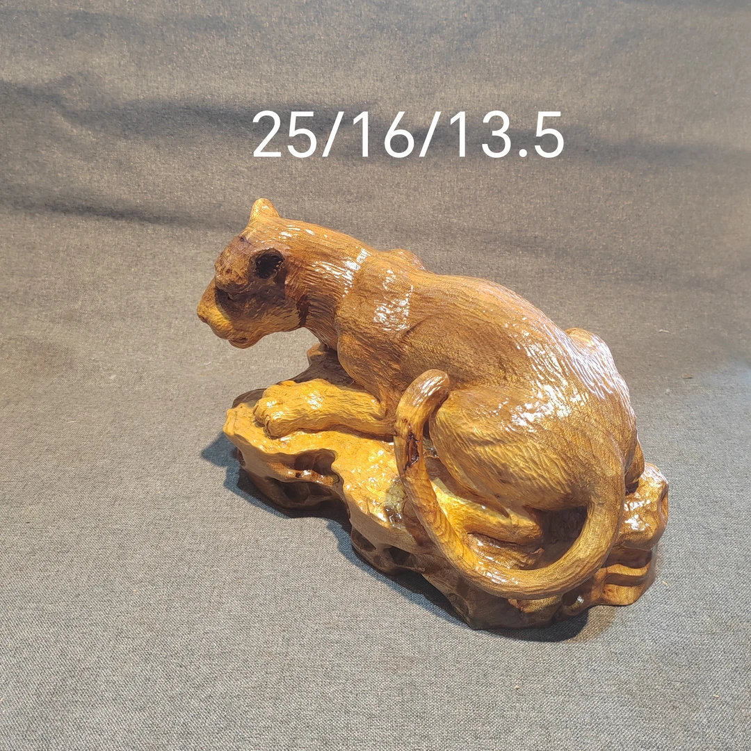 木质全手工雕刻（豹子），三百六十度都可以观赏，采用圆雕手法雕刻