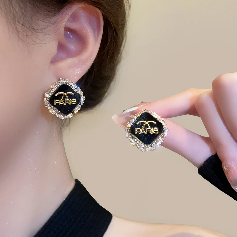 合金耳饰 黑色植绒锆石字母耳钉潮轻奢高级感气质耳环秋冬耳饰女