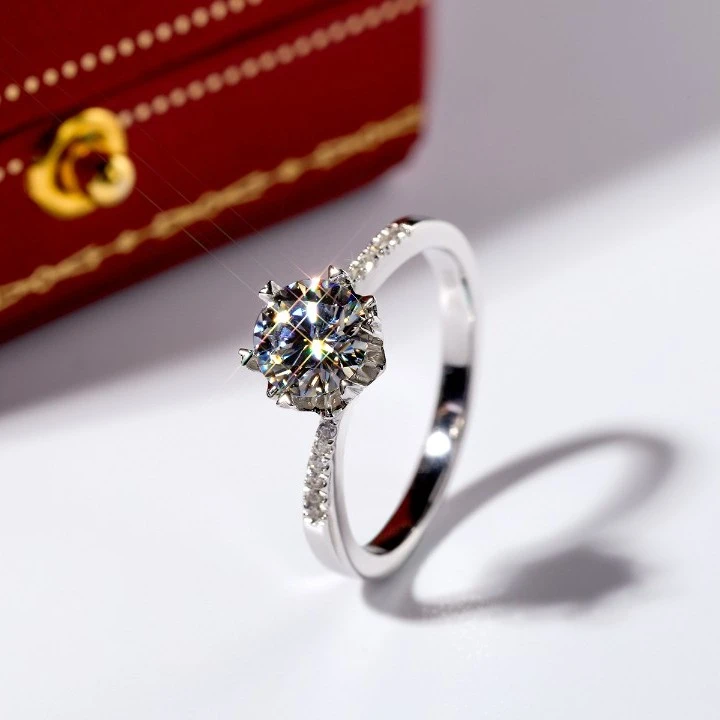 925银莫桑石戒指 莫桑钻戒女一克拉戒指情人节礼物送女友求结婚戒