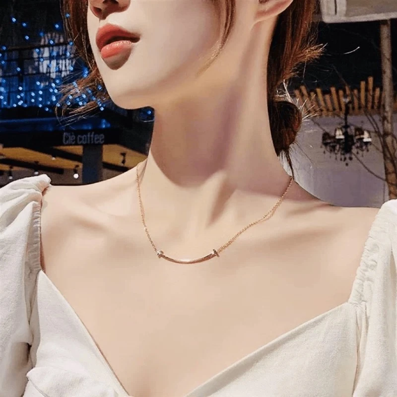 钛钢项链 XIWEISI/系维斯 笑脸弯管项链经典时尚百搭轻奢锁骨链