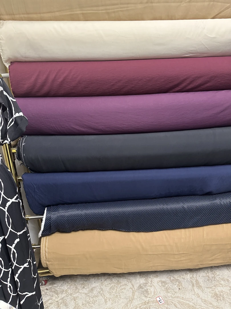 黑底波点丝绸面料