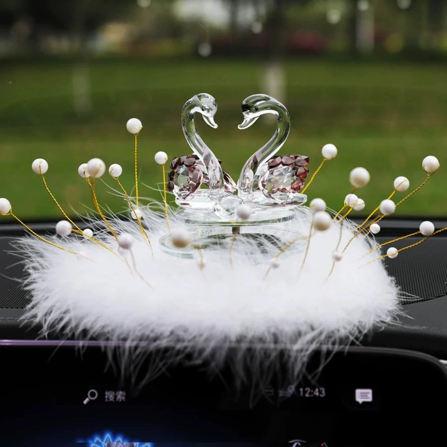 汽车摆件高档太阳能汽车摆件旋转水晶天鹅车载香熏女士车内香水座