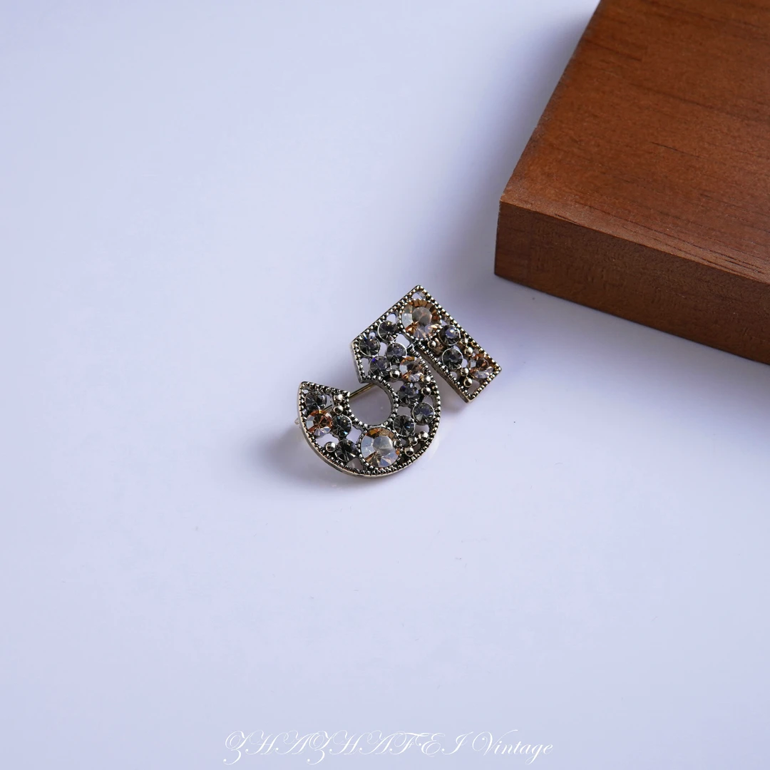 铜合金胸针 溯源好物百搭简约数字5胸针~7869