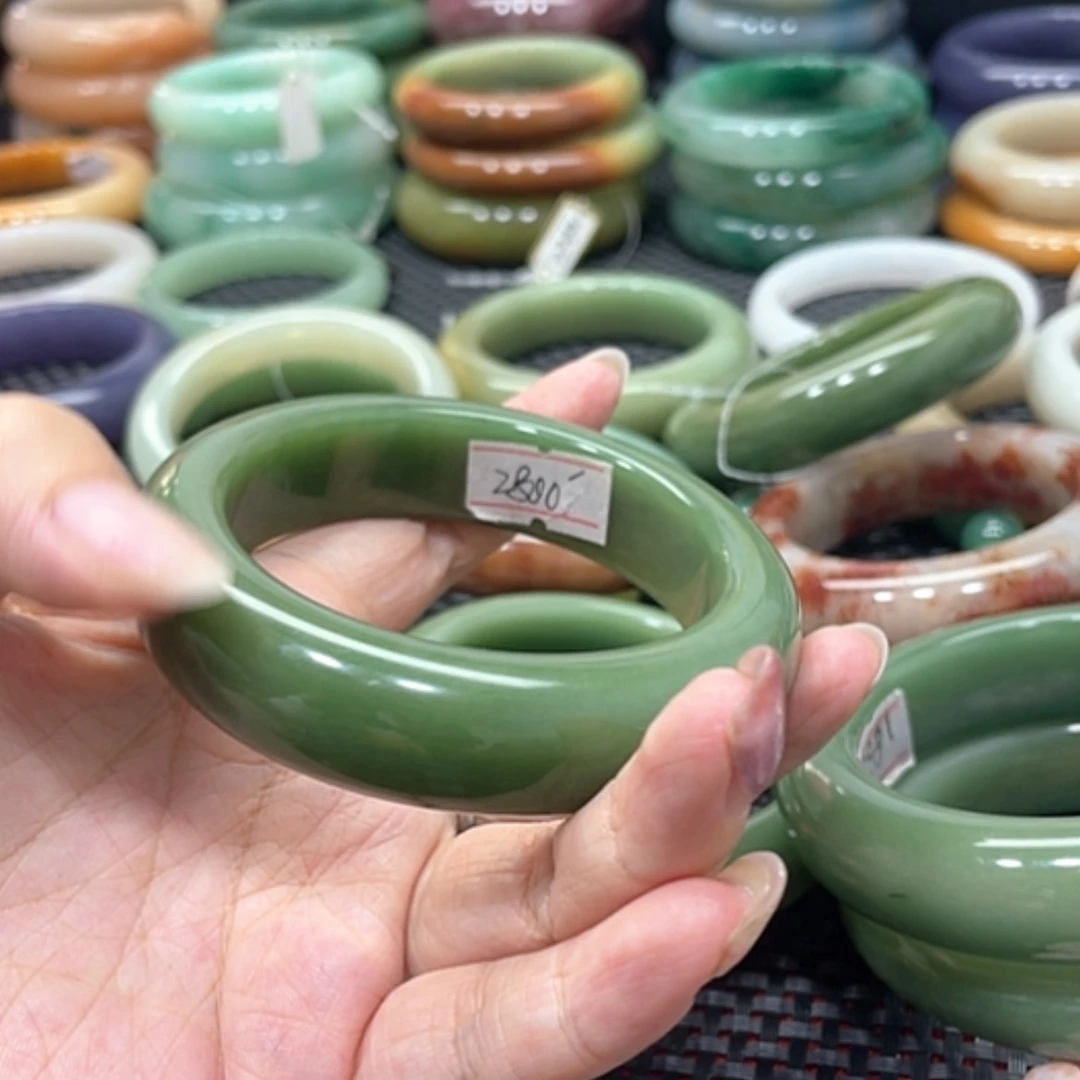【闪购商品】石英质玉手镯未镶嵌e****M