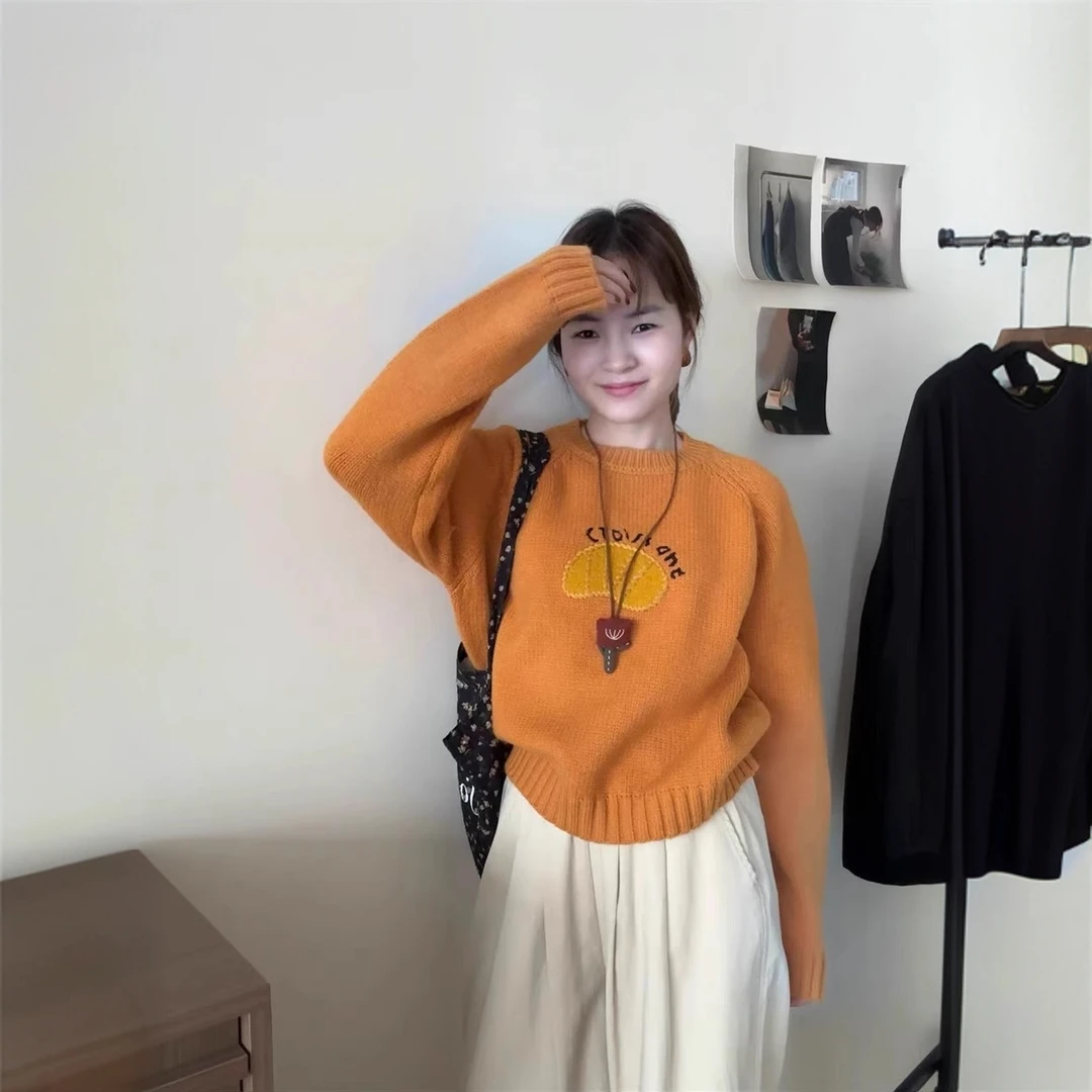 卡通字母芒果刺绣圆领毛衣套头女秋冬宽松外穿加厚减龄针织衫上衣
