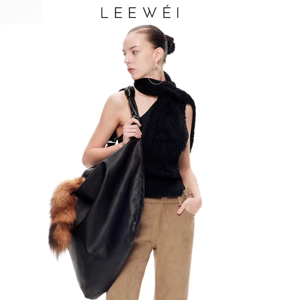 leewei 设计师品牌【output】荔枝皮毛毛挂饰大单肩包