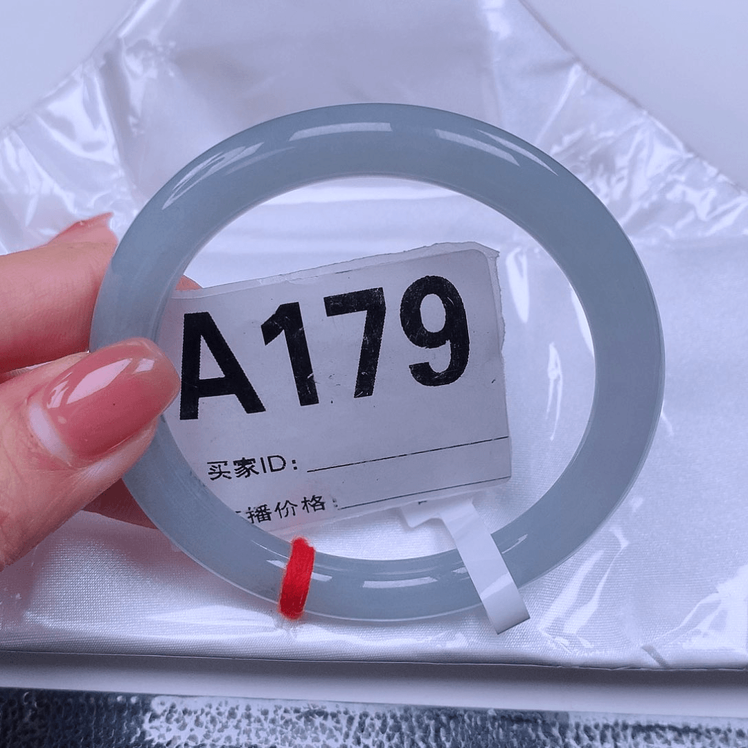 翡翠手镯未镶嵌正圈