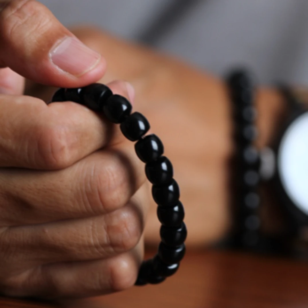 新疆和田玉黑青籽黑油细净手串8x9直切手串