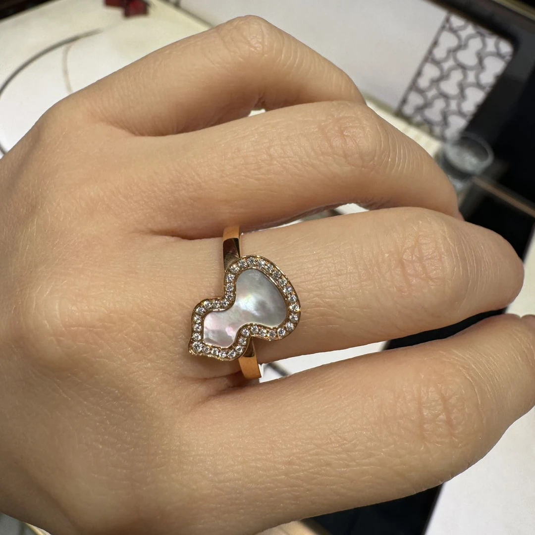 全新未使用 Qeelin Petite Wulu 18K玫瑰金钻石及珍珠母贝戒指