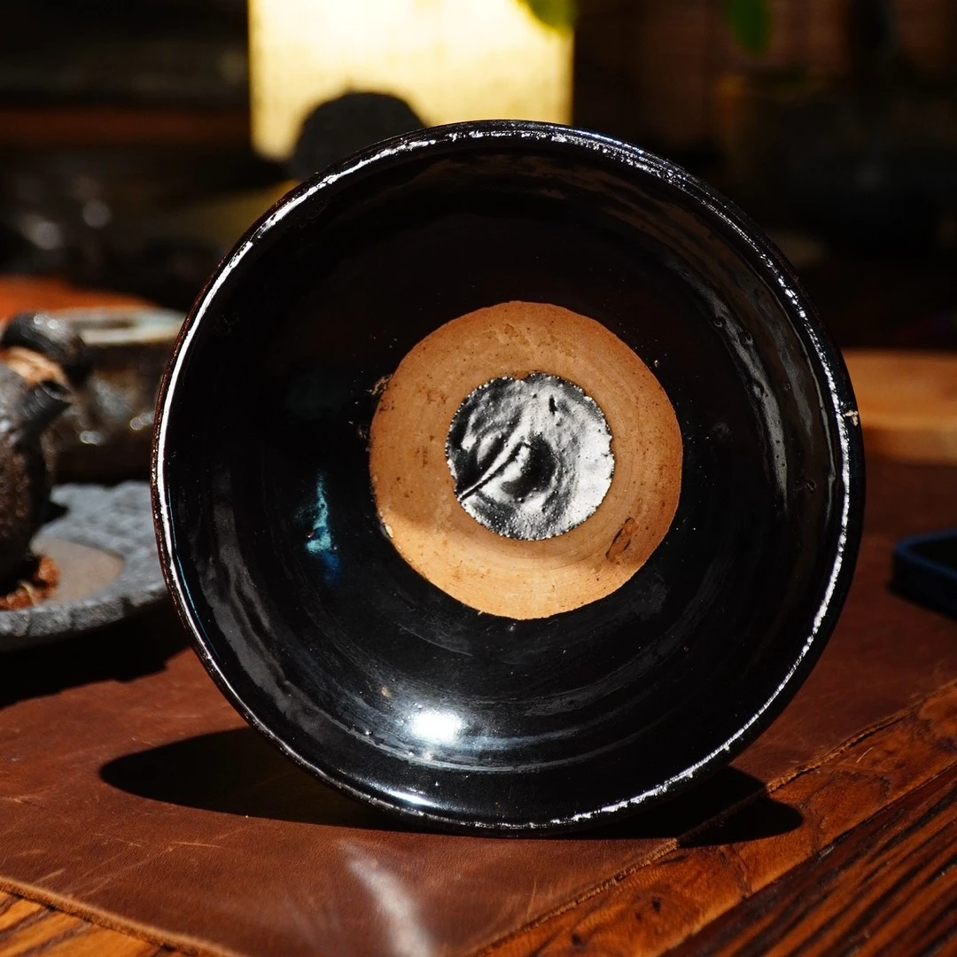 手工粗陶黑釉壶承瓷碗（直径约14公分）