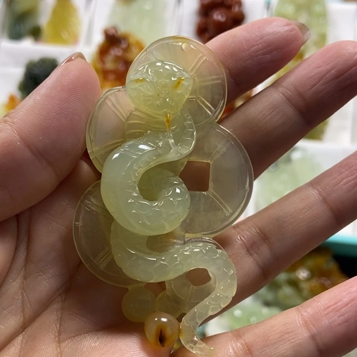 蛇纹石玉颈饰未镶嵌