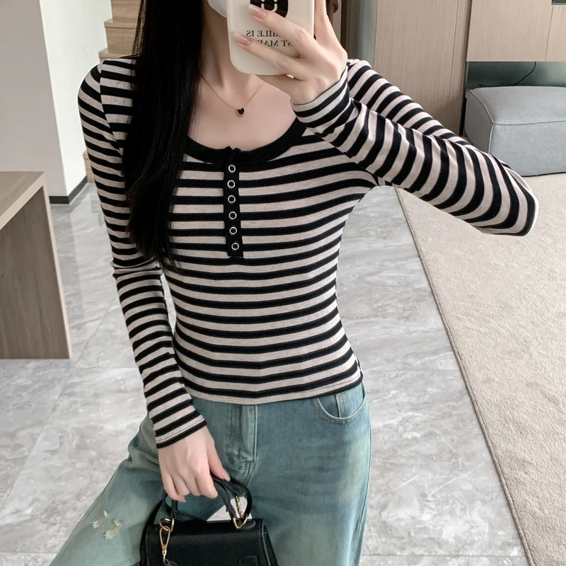 年谜2025早秋季排扣短款紧身条纹正肩U领长袖t恤女打底衫显瘦外穿