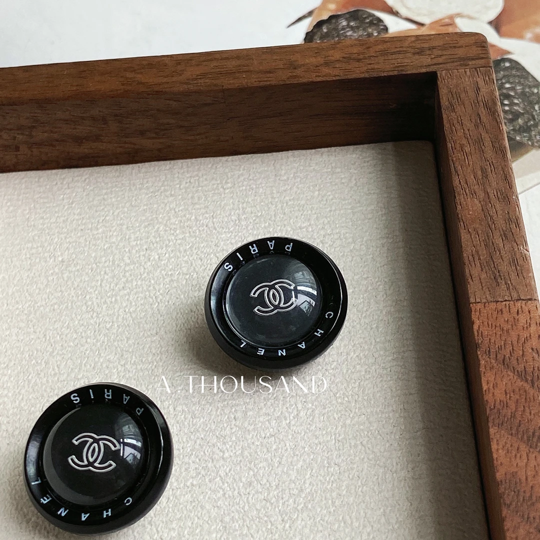 95新 Chanel/香奈儿 黑色亚克力小灯泡耳夹-83834772