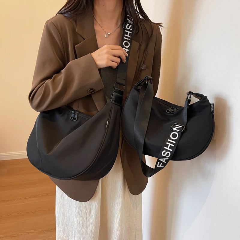 防水牛津布大容量时尚斜挎包女小众新款百搭休闲运动风单肩包潮