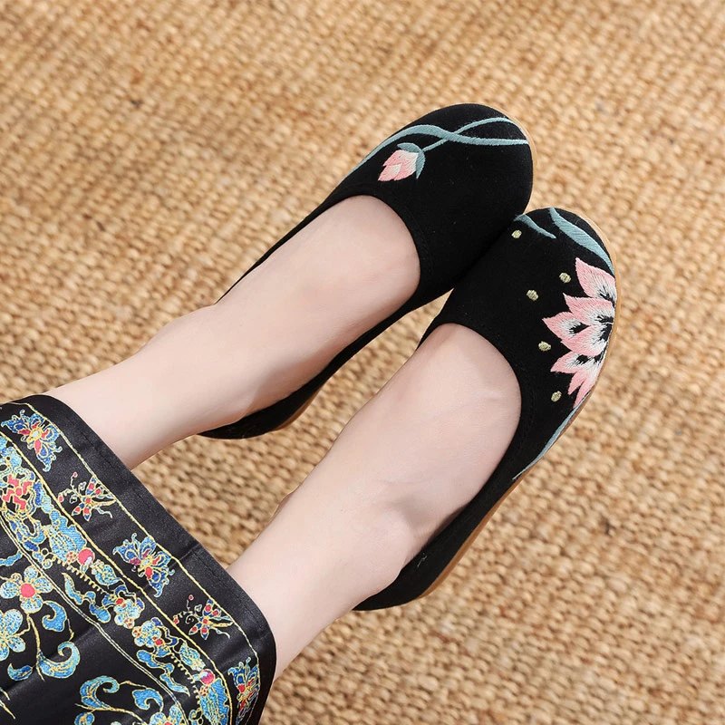 秋季新款老北京布鞋女单鞋古风平底牛筋底汉服鞋复古民族风绣花鞋