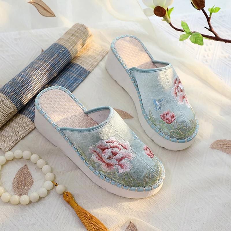 春秋季民族风绣花鞋坡跟厚底防水台中国风刺绣布鞋包头拖鞋女外穿