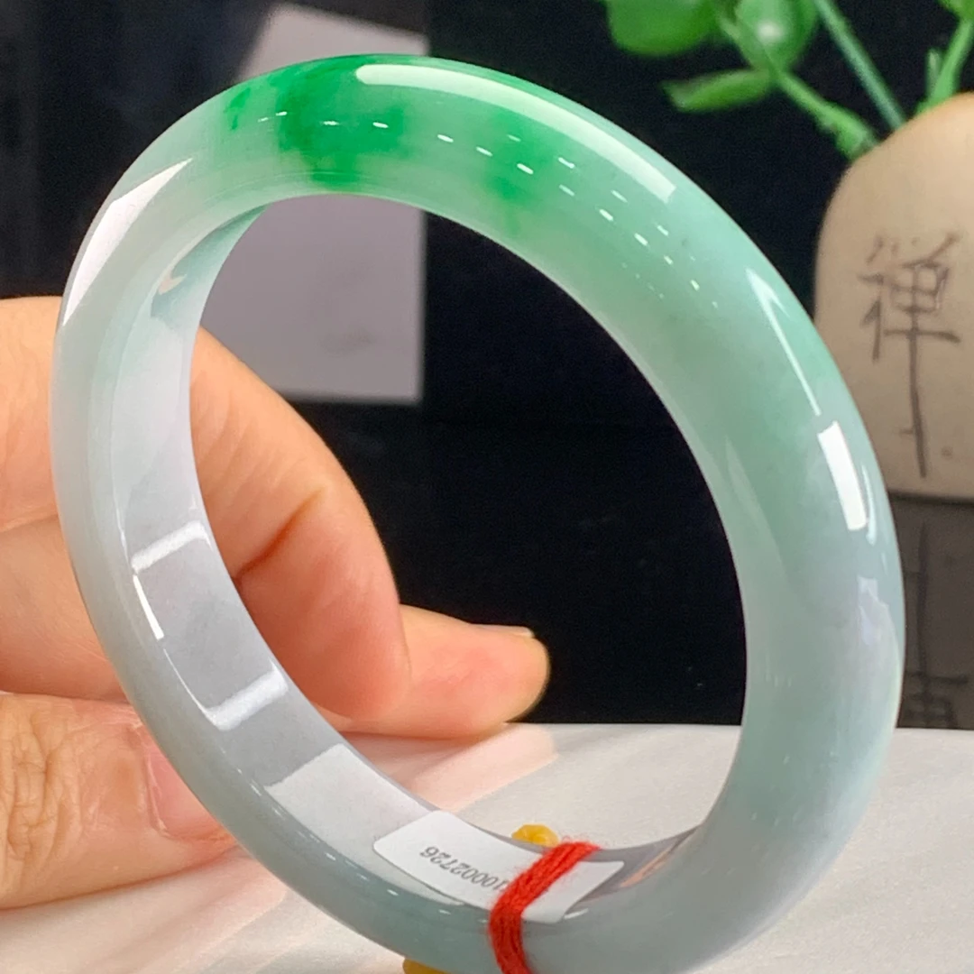 天然缅甸翡翠A货 一抹辣绿 完美 圈口55