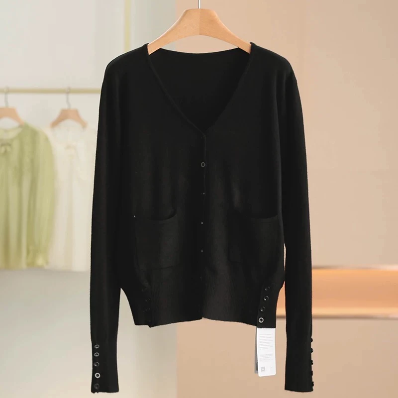 新款V领简约针织开衫长袖