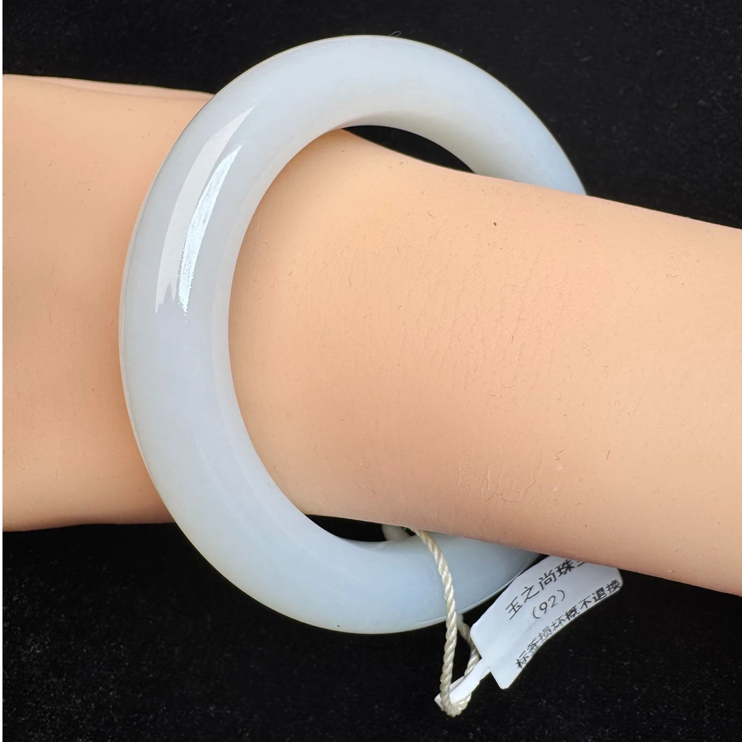 92号和田玉羊脂白玉手镯女款白色时尚女士玉镯子白手镯