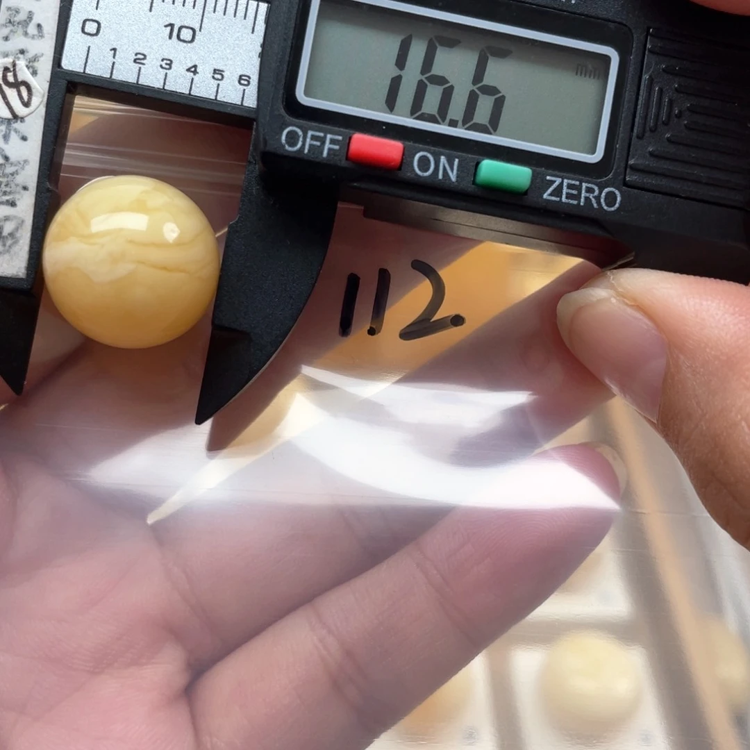 蜜蜡裸石未镶嵌?蜜蜡