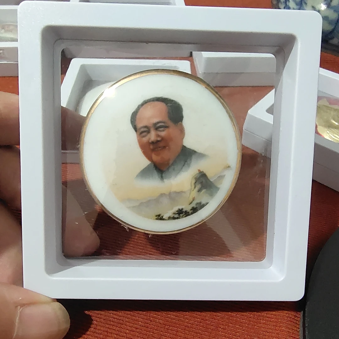 忆古怀旧的瓷像章