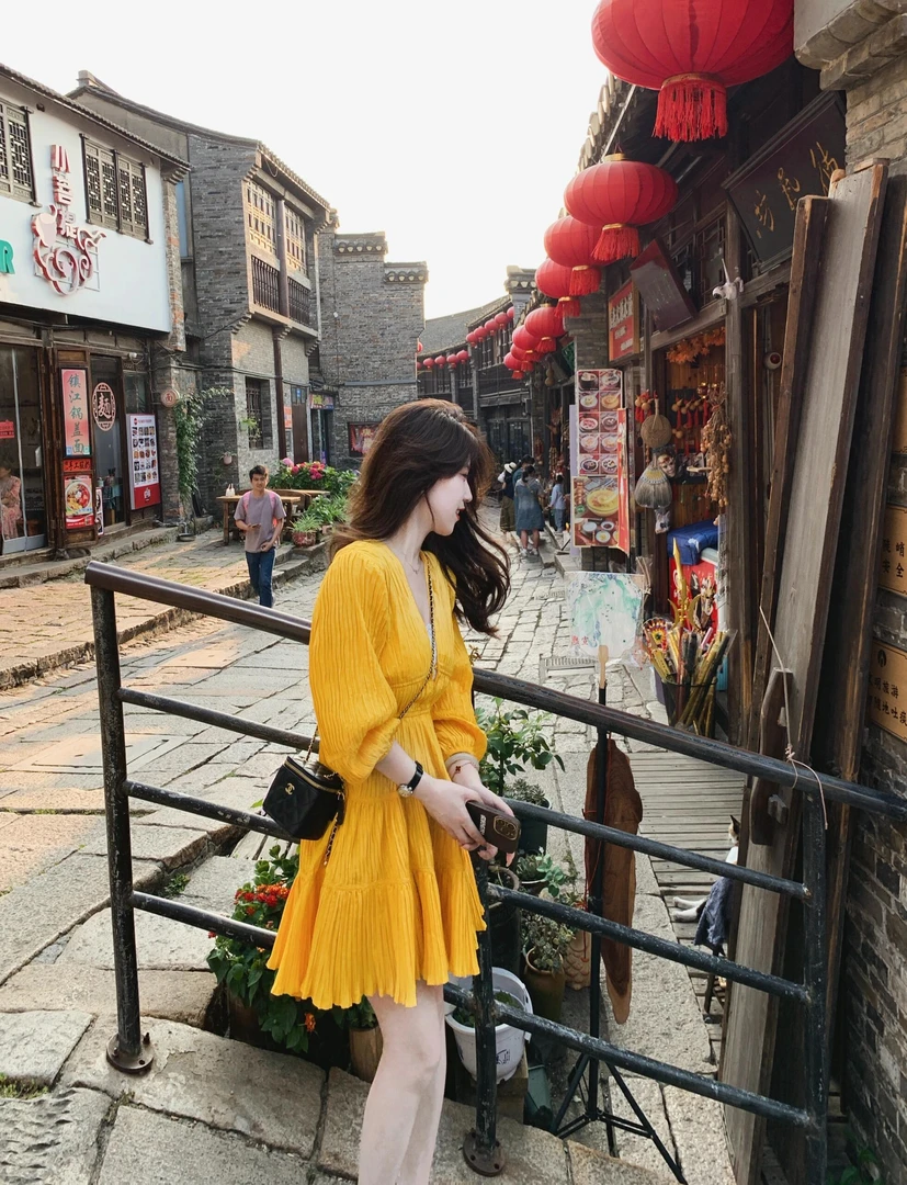 夏短款连衣裙法式小众裙子洋气穿搭少女风温柔系清纯蓬蓬裙