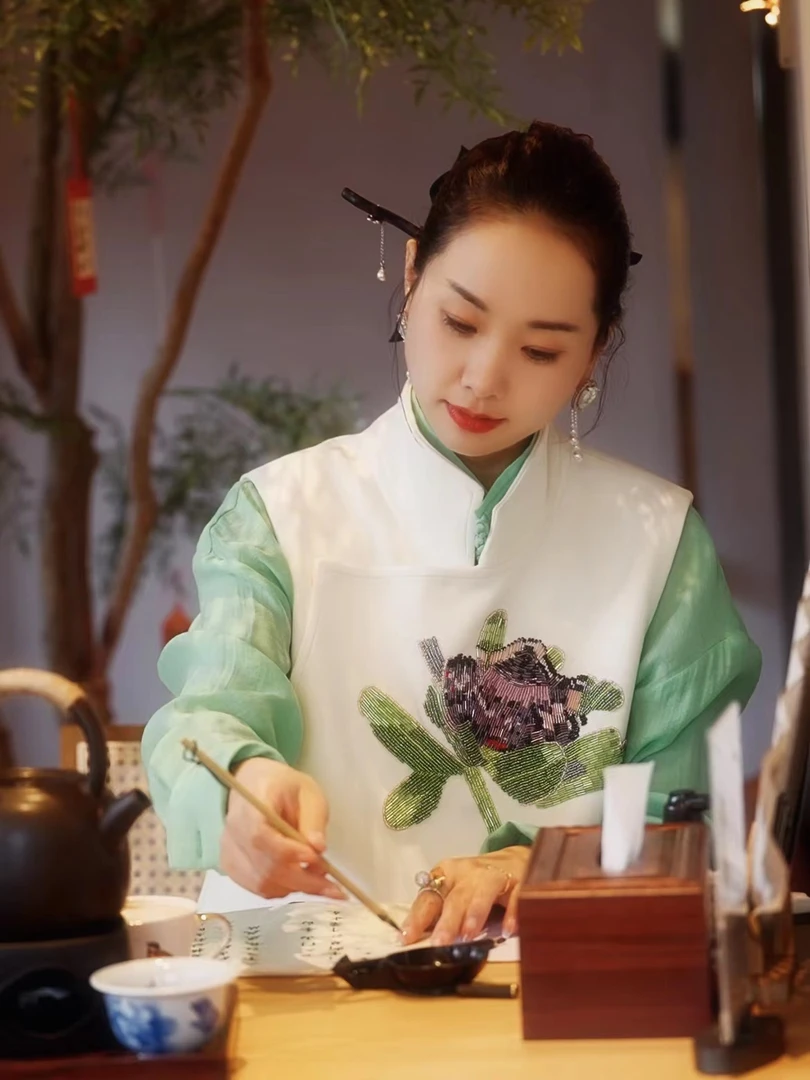 爱妃原创【寒木春华】设计感重工刺绣2024新款马甲中国风花86233