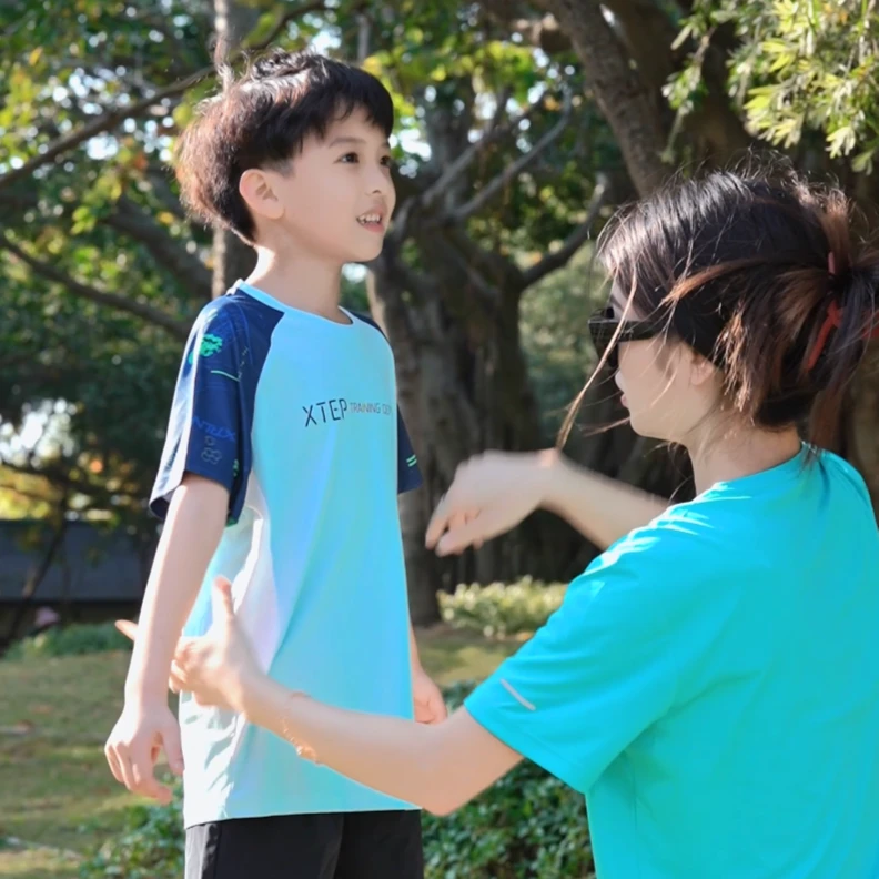 潮童短袖速干T恤特步中大童男孩运动休闲拼接透气夏季薄款上衣童