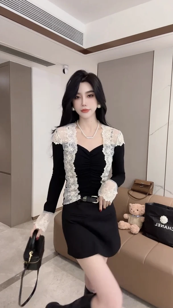 蕾丝拼接T恤打底衫女新款高级感法式气质小衫小心机V领黑色上衣潮