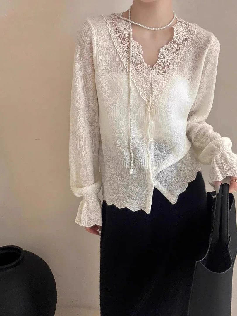 蕾丝长袖开衫女秋冬2024新款网红V领刺绣洋气内搭打底衫上衣