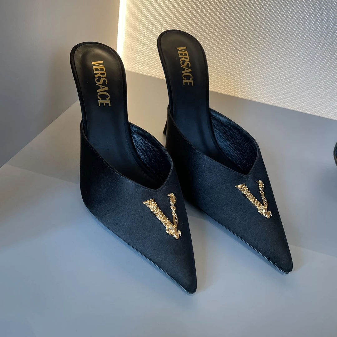 Versace/范思哲女鞋V金扣尖头绸缎面高跟凉鞋黑色