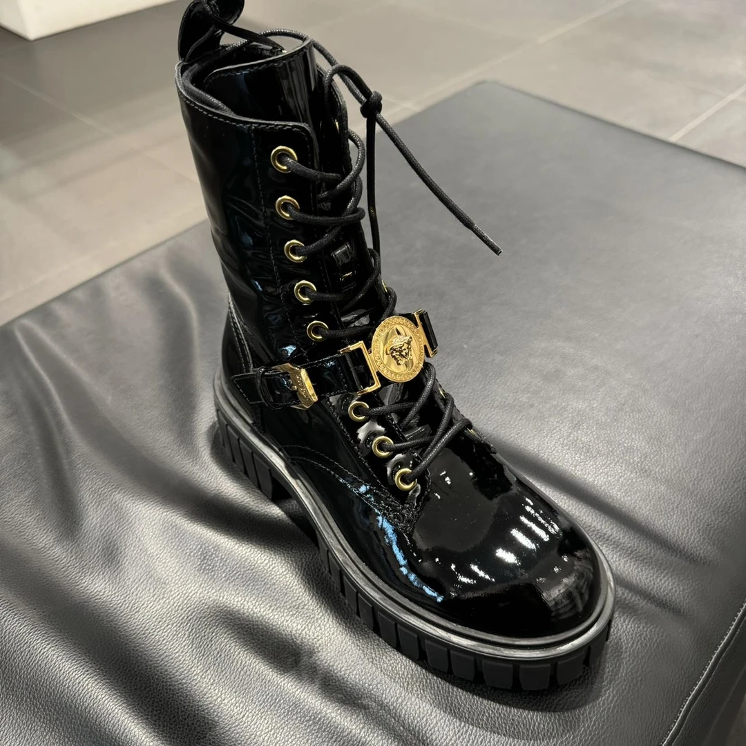 全新未使用 VERSACE/范思哲 女鞋美杜莎金扣亮面马丁靴