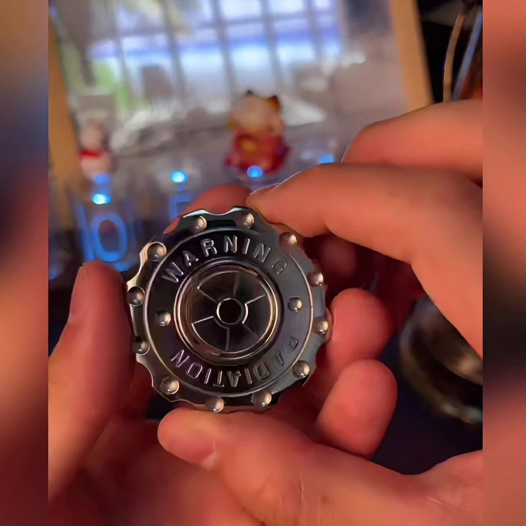 核武啪啪币二合一指尖陀螺EDC不锈钢黑科技解压减压神器指尖陀螺