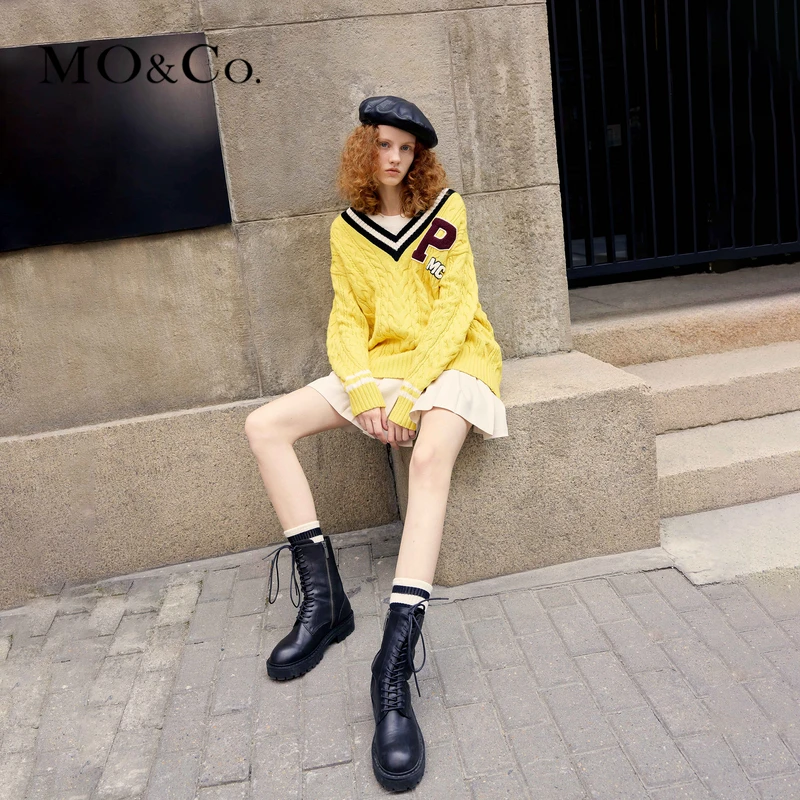 【防寒】MOCO秋冬美式毛绒章仔V领香蕉袖毛衣MBB4SWT022