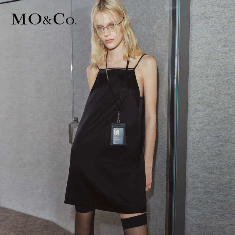 MOCO夏醋酸混纺光泽感黑色露背吊带裙连衣裙MBD2DRS068