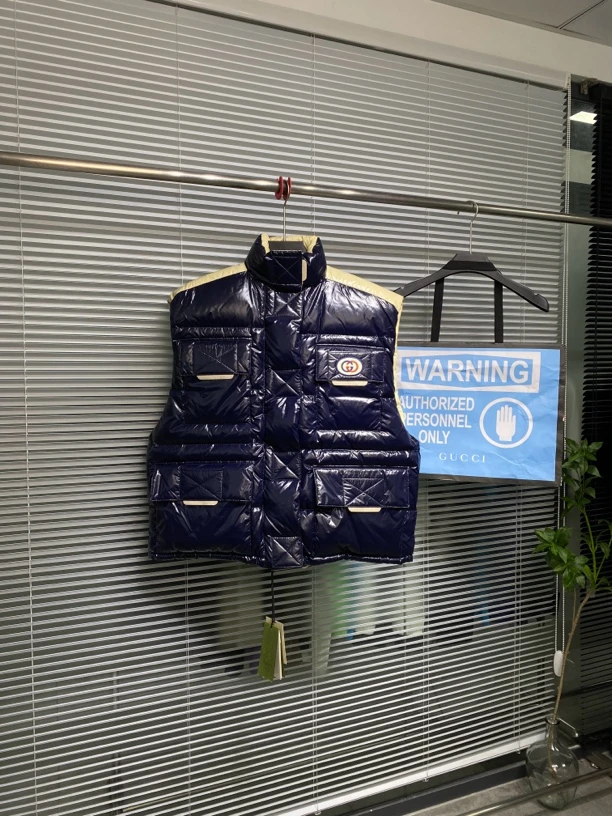 全新未使用 GUCCI/古驰 双面穿羽绒马甲 亮面多口袋 42码 ko1611