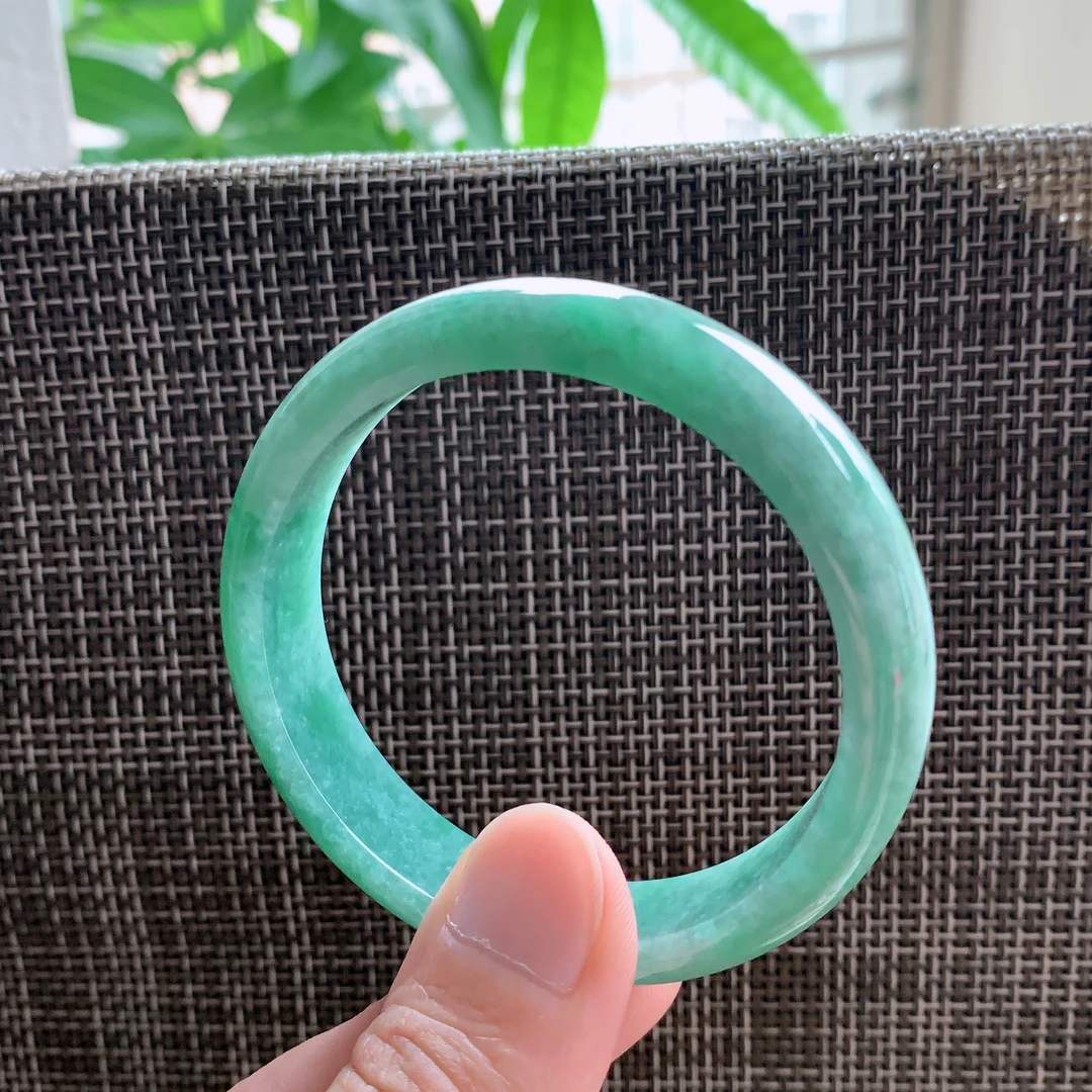 自然光拍摄天然翡翠手镯57圈口糯种满绿52.65g