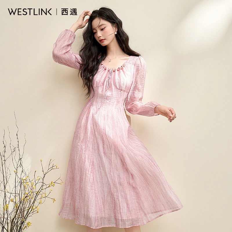 西遇粉色长袖连衣裙女2024年秋季新款复古串珠领度假风独特长裙