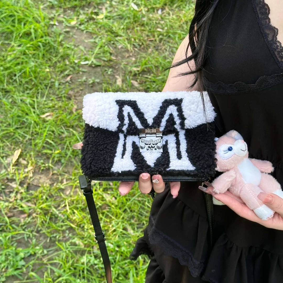 95新 MCM 珍甄 毛绒限定斜挎包 87242