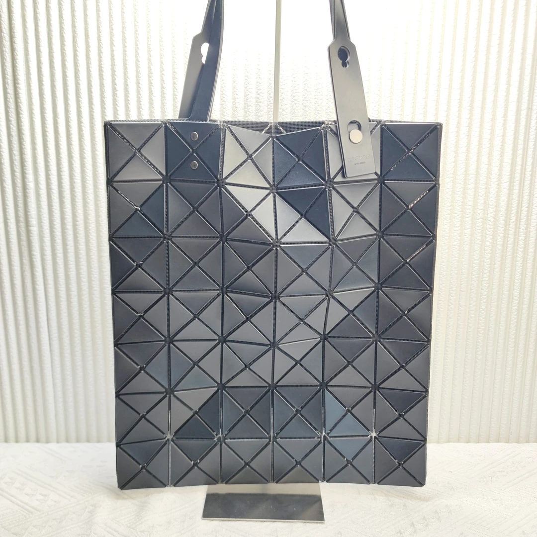 99新 Issey Miyake/三宅一生 女士经典时尚黑色单肩托特二奢包包