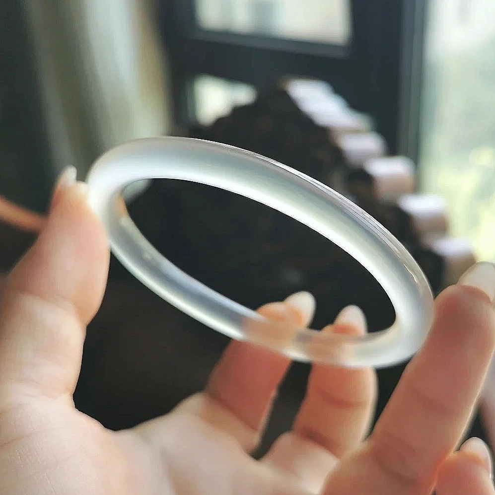 一只白月光手镯镯子