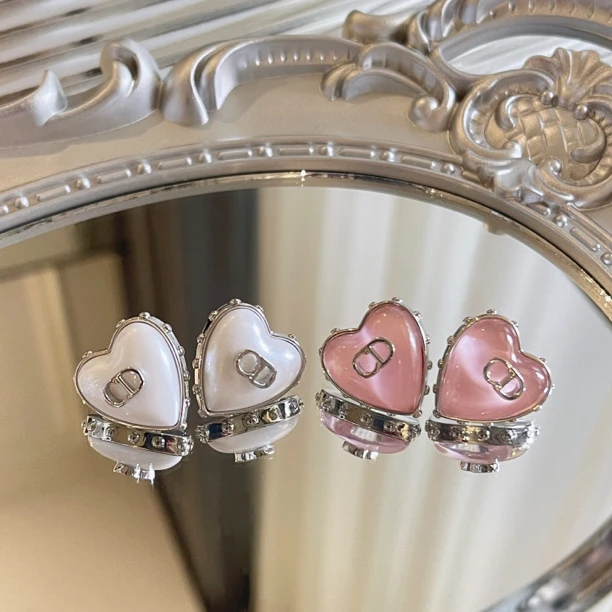 铜合金耳饰 D家经典复古时尚轻奢气质简约爱心cd字母耳钉耳环