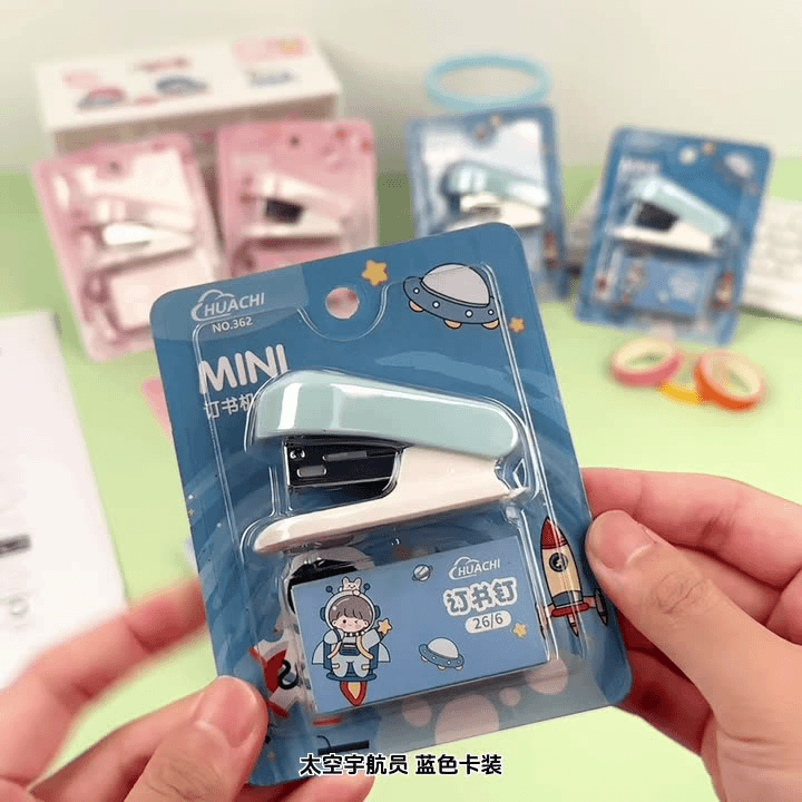 可爱订书机迷你小号学生用便携订书器12号mini订书机套装带起钉器