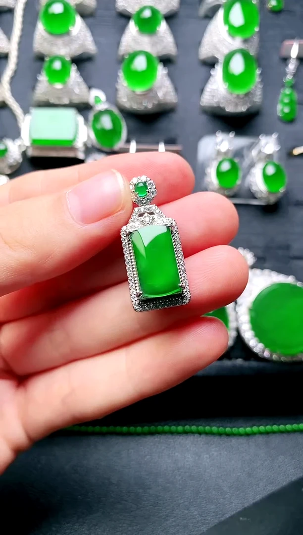 【闪购商品】翡翠吊坠(赠链)银S925镶嵌吊坠