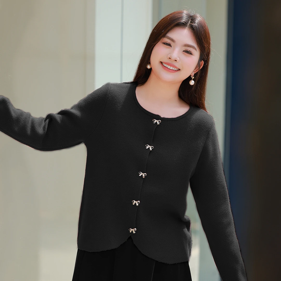 【早春精致千金风】MsShe大码女装蝴蝶结扣针织衫外套M2410118