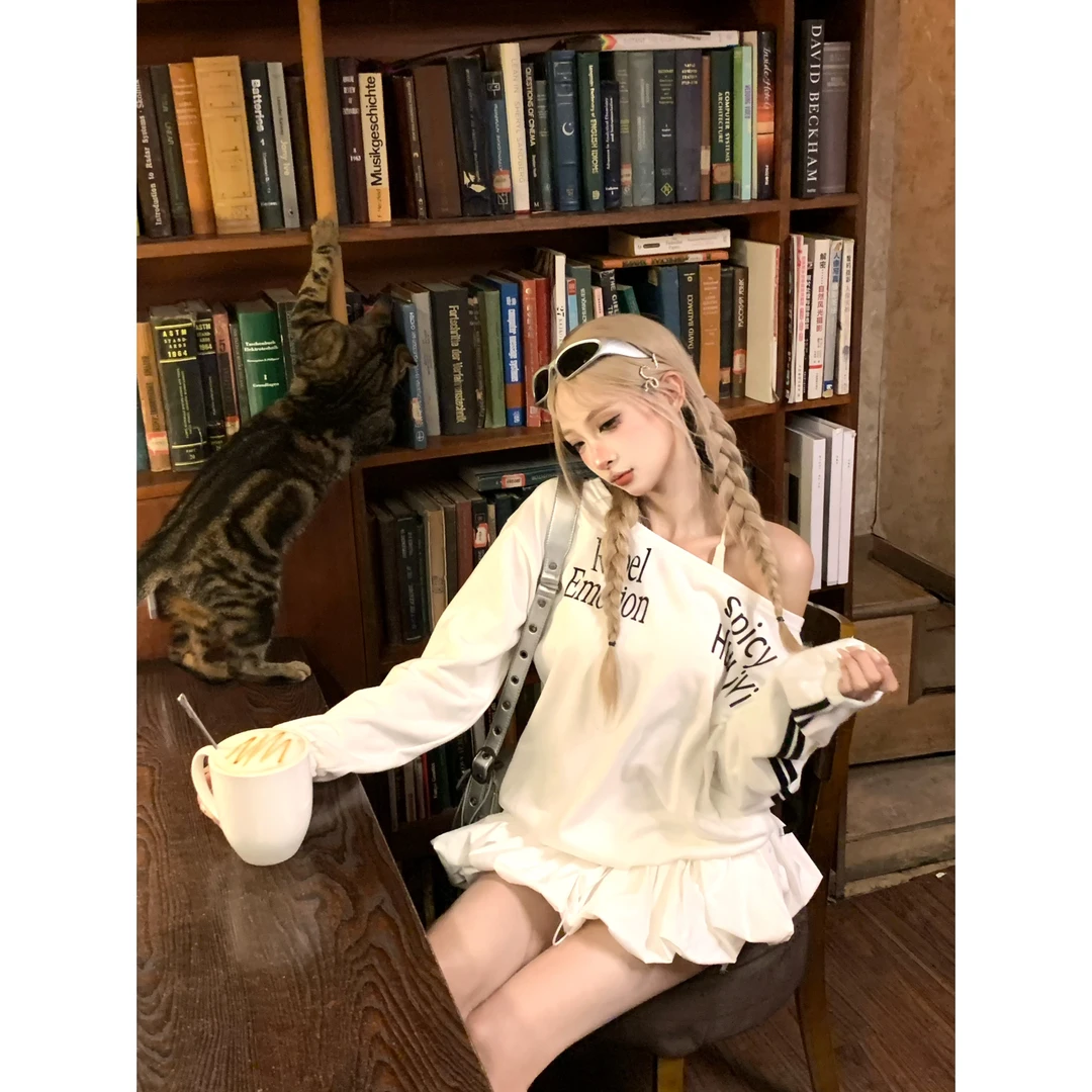 绘梨衣【卡罗琳】早秋一字肩斜肩条纹设计连体卫衣填充蓬感连衣裙