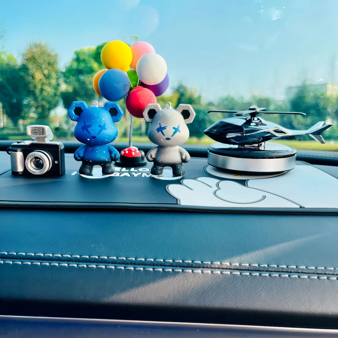 暴力熊车载香水汽车香薰摆件创意车内持久香氛太阳能旋转飞机装饰