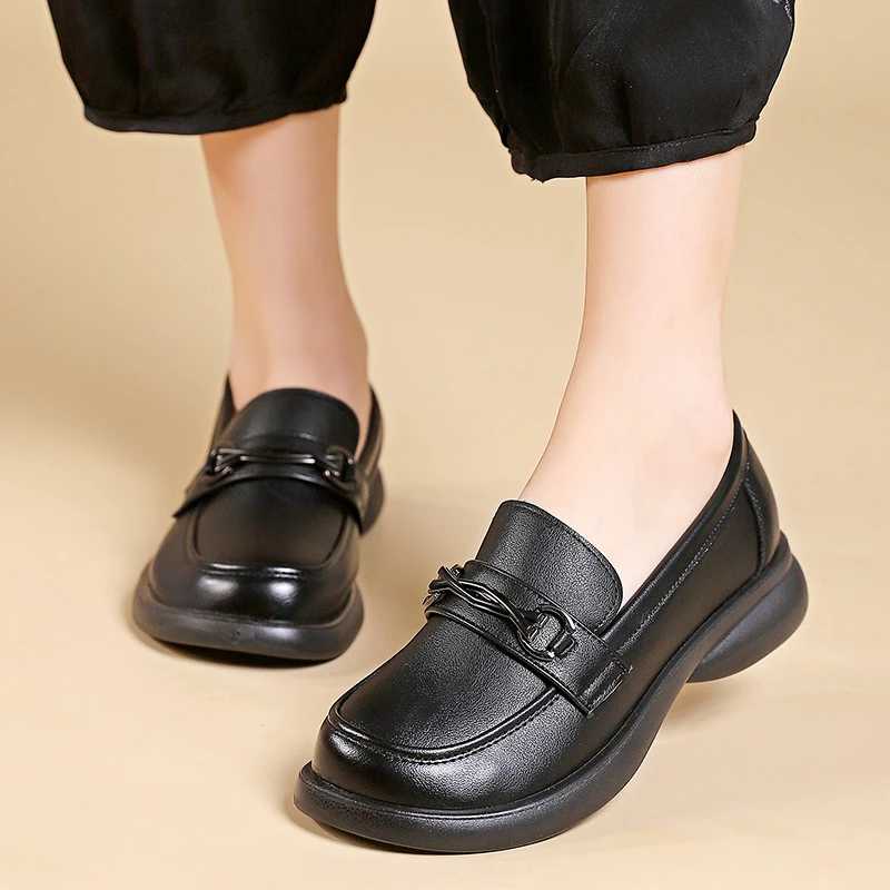真皮妈妈鞋春秋皮鞋防滑软底黑色乐福鞋舒适百搭平底中老年单鞋女